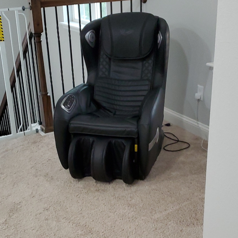 Crown massage chair